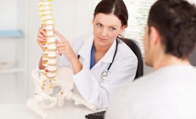 Az orvos elmondja a páciensnek a mellkasi osteochondrosis stádiumait és megnyilvánulásait