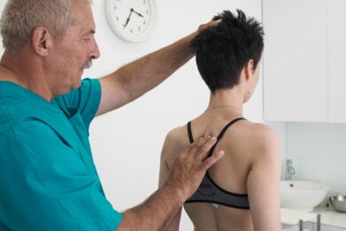 Helyi érzéstelenítő alkalmazása a páciensnek az osteochondrosis által érintett mellkasi gerinc területén