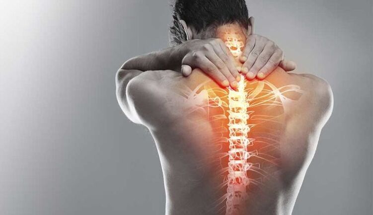 Súlyos fájdalom a hát közepén - a gerinc károsodásának jele