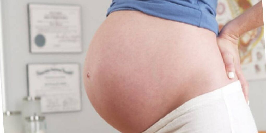 A terhesség alatt a nők gyakran tapasztalnak hátfájást az ágyéki régióban. 