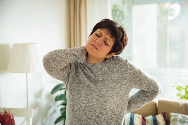 egy nőnek a nyaki gerinc osteochondrosisa van