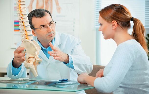 az orvos kiválasztja a megfelelő kezelést a nő nyaki osteochondrosisának kezelésére